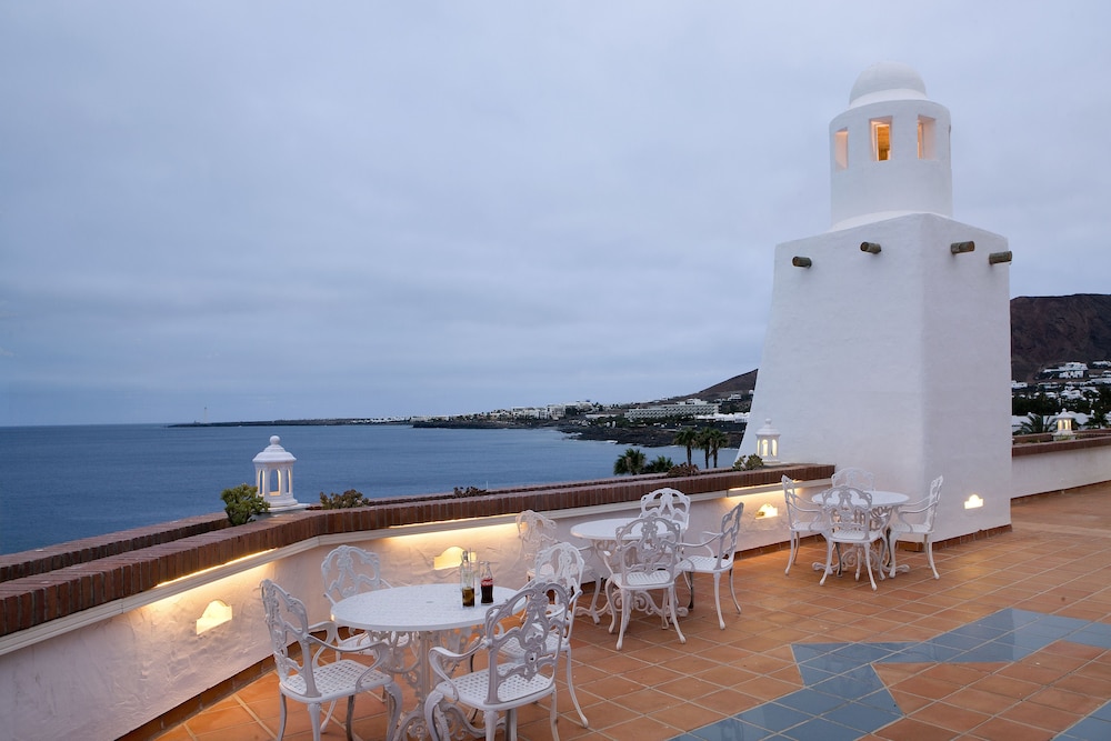H10 Timanfaya Palace — Restaurant & bars in Playa Blanca, Canary Islands