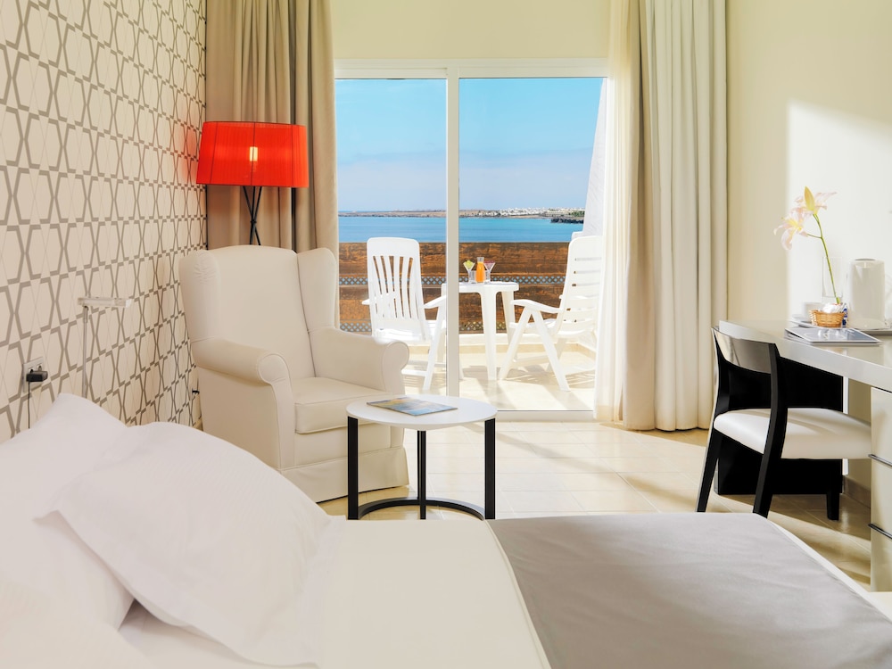 H10 Timanfaya Palace — Hotel rooms in Playa Blanca, Canary Islands
