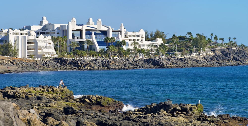 H10 Timanfaya Palace — Hotel building in Playa Blanca, Canary Islands