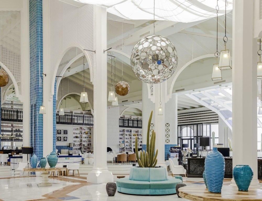 H10 Timanfaya Palace — Hotel building in Playa Blanca, Canary Islands
