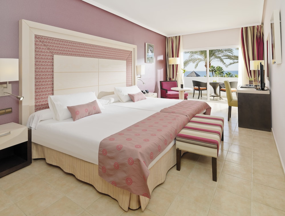 H10 Timanfaya Palace — Hotel rooms in Playa Blanca, Canary Islands