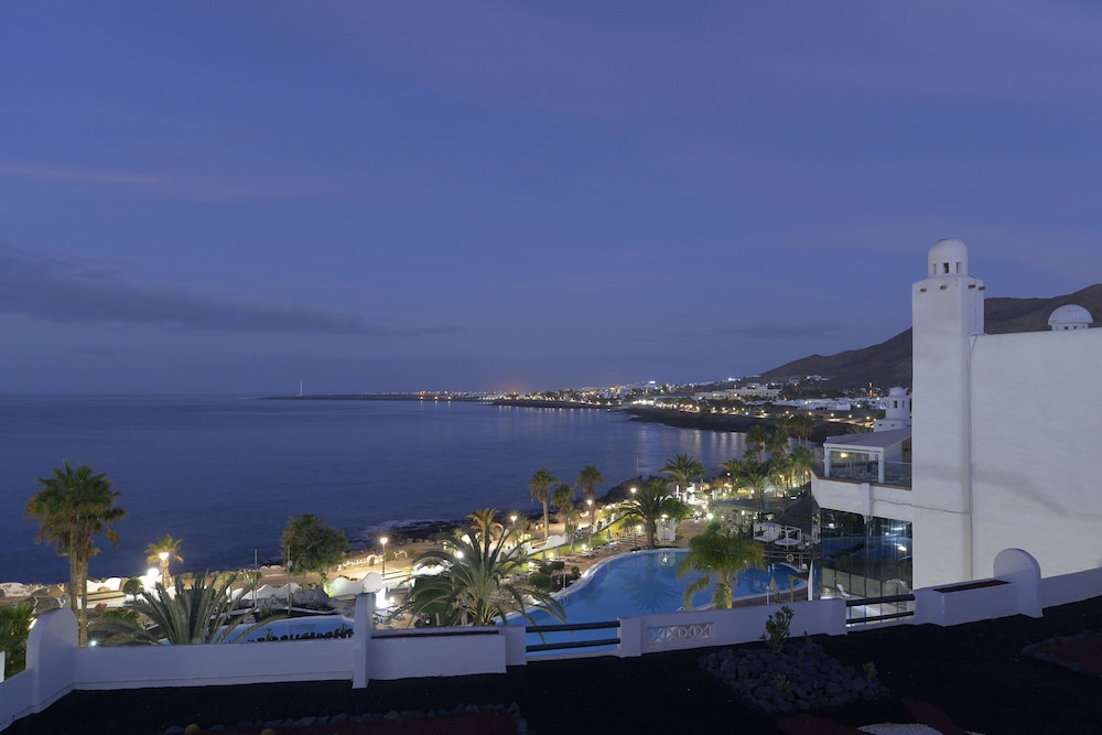 H10 Timanfaya Palace — Swimming pool in Playa Blanca, Canary Islands