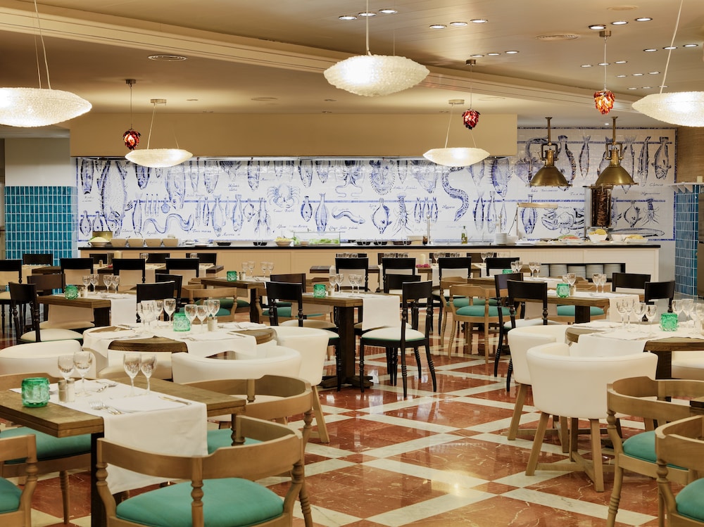 H10 Timanfaya Palace — Restaurant & bars in Playa Blanca, Canary Islands