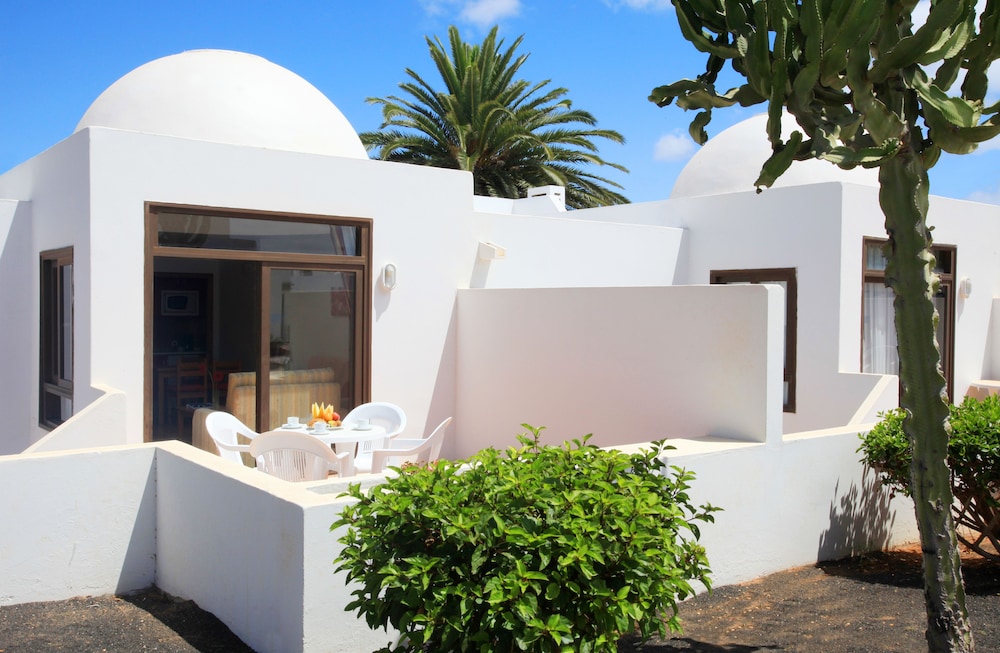 H10 Suites Lanzarote Gardens — Hotel building in Costa Teguise, Canary Islands
