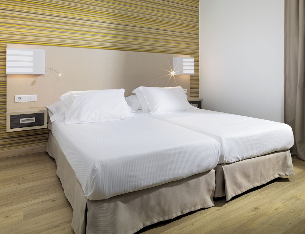 H10 Suites Lanzarote Gardens — Hotel rooms in Costa Teguise, Canary Islands