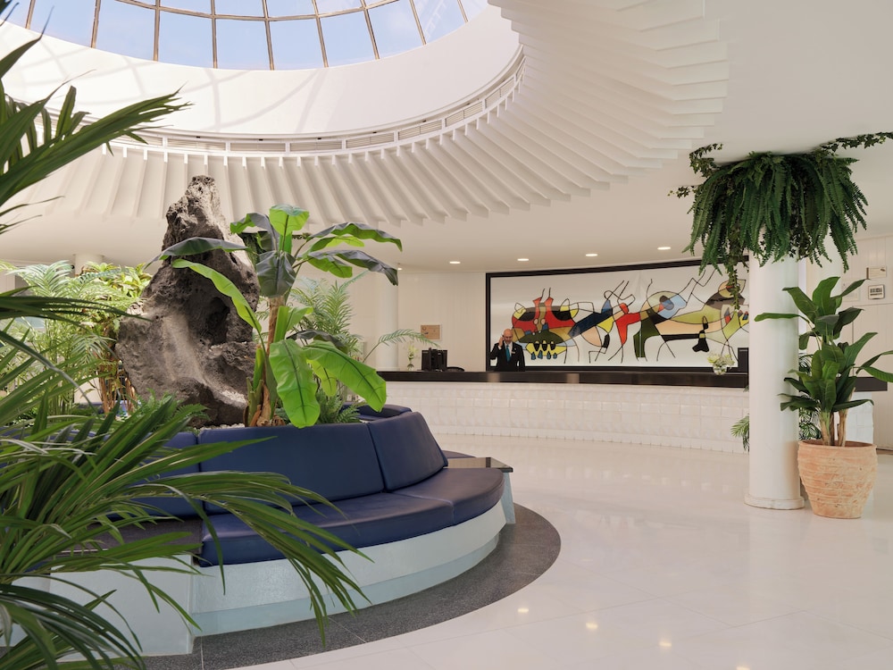 H10 Suites Lanzarote Gardens — Hotel building in Costa Teguise, Canary Islands