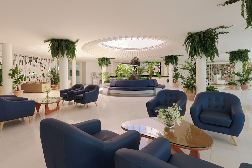 H10 Suites Lanzarote Gardens — Hotel building in Costa Teguise, Canary Islands