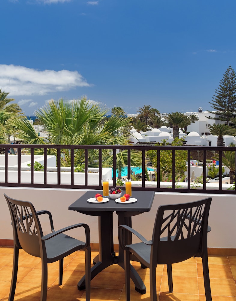 H10 Suites Lanzarote Gardens — Hotel rooms in Costa Teguise, Canary Islands
