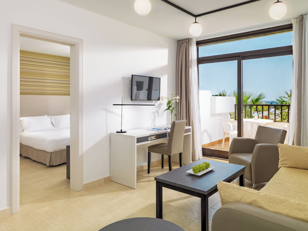 H10 Suites Lanzarote Gardens — Hotel rooms in Costa Teguise, Canary Islands