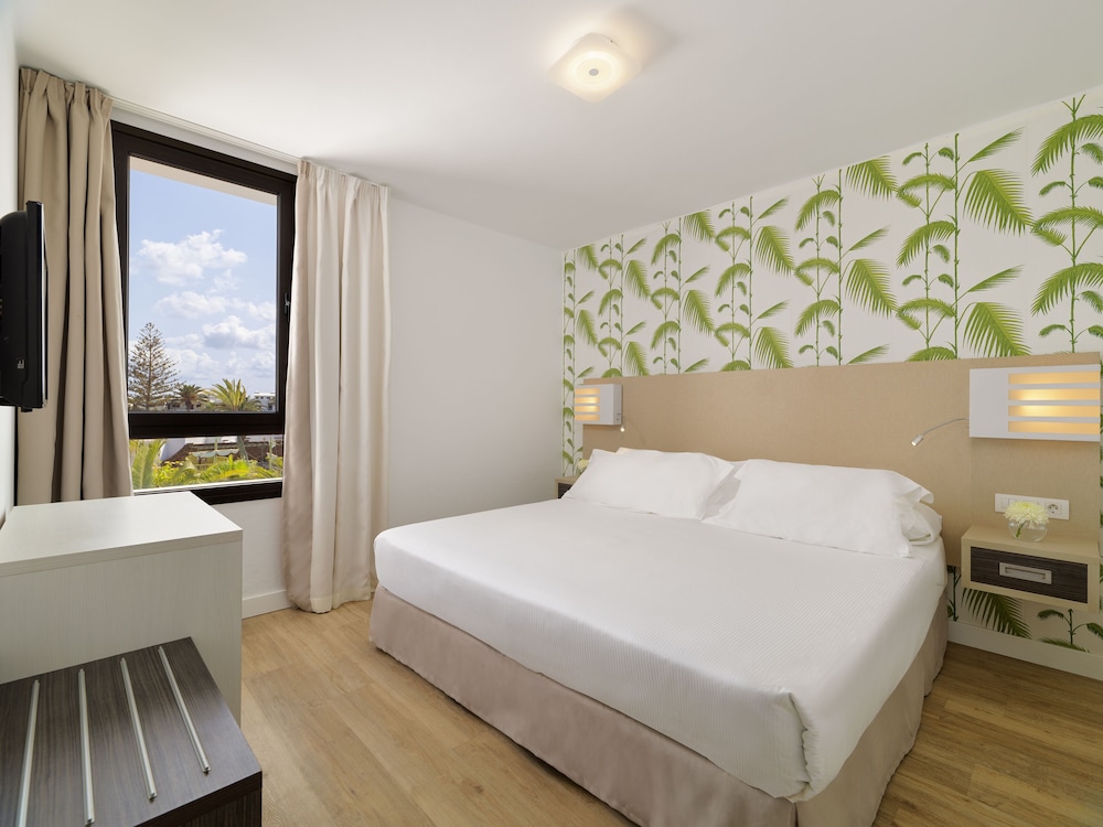 H10 Suites Lanzarote Gardens — Hotel rooms in Costa Teguise, Canary Islands