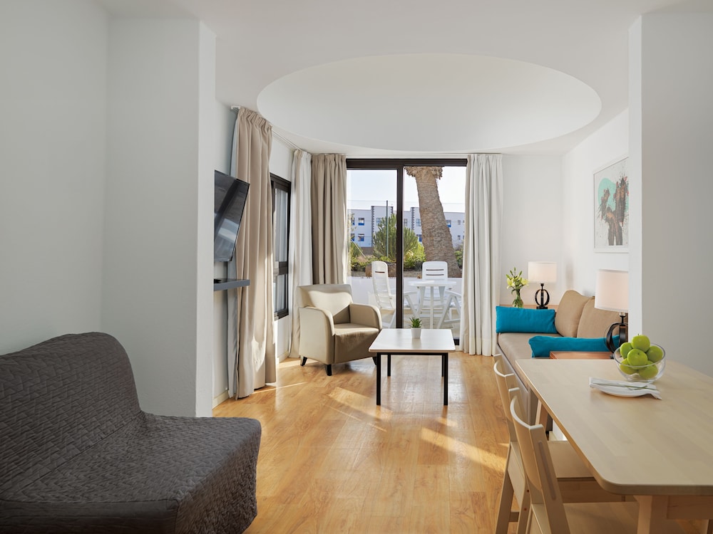 H10 Suites Lanzarote Gardens — Hotel rooms in Costa Teguise, Canary Islands