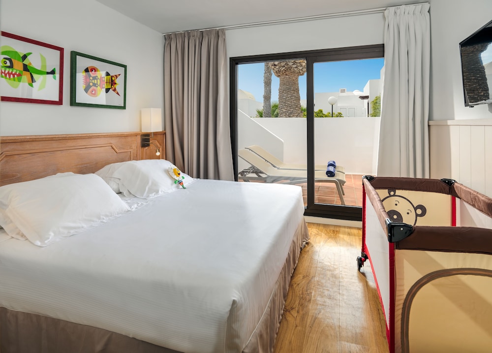 H10 Suites Lanzarote Gardens — Hotel rooms in Costa Teguise, Canary Islands
