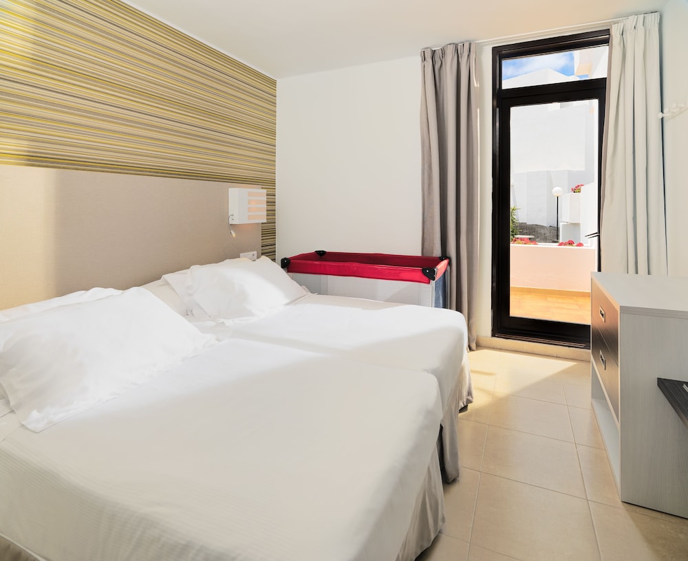 H10 Suites Lanzarote Gardens — Hotel rooms in Costa Teguise, Canary Islands