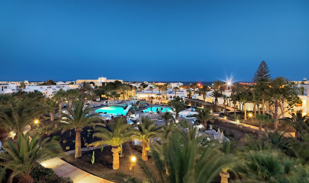 H10 Suites Lanzarote Gardens — Swimming pool in Costa Teguise, Canary Islands