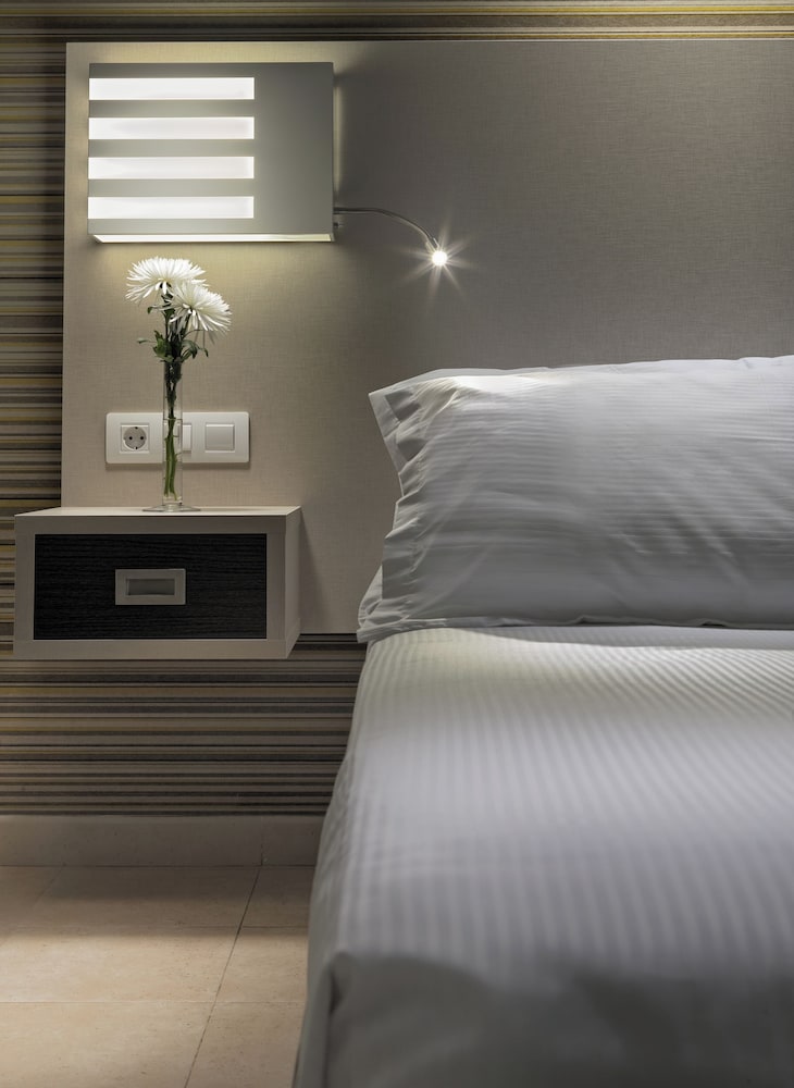 H10 Suites Lanzarote Gardens — Hotel rooms in Costa Teguise, Canary Islands