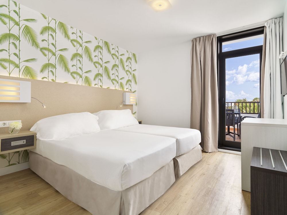 H10 Suites Lanzarote Gardens — Hotel rooms in Costa Teguise, Canary Islands