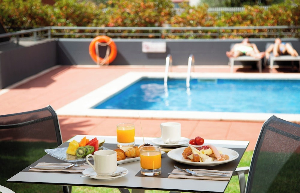 Sercotel Cornella Barcelona — Swimming pool in Barcelona, Catalonia