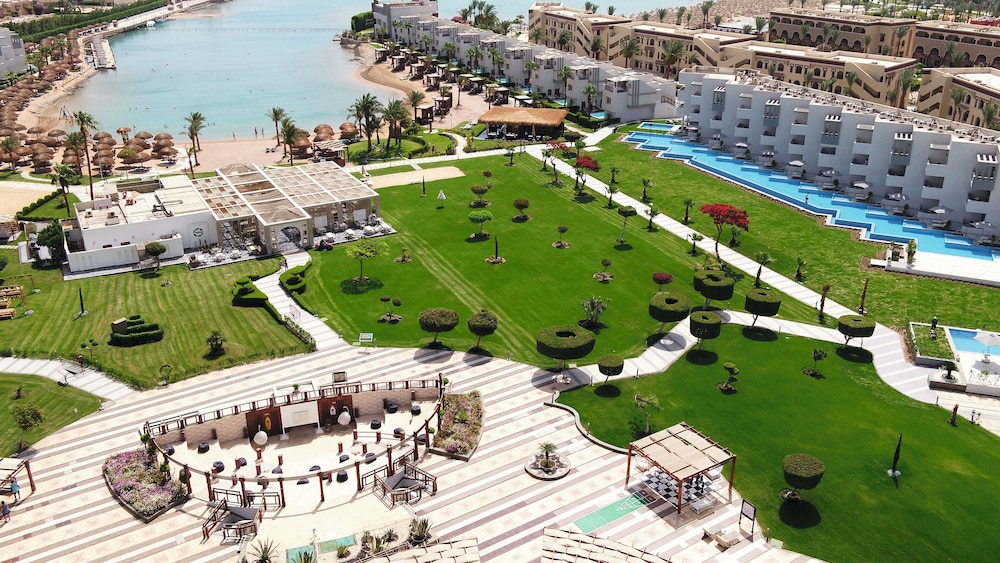 SUNRISE Crystal Bay Resort - Grand Select — Beach in Hurghada, Red Sea