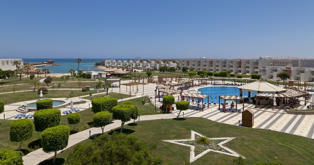 SUNRISE Crystal Bay Resort - Grand Select — Beach in Hurghada, Red Sea