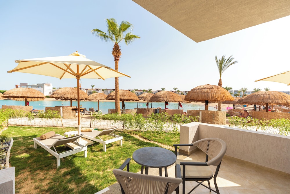 SUNRISE Crystal Bay Resort - Grand Select — Beach in Hurghada, Red Sea