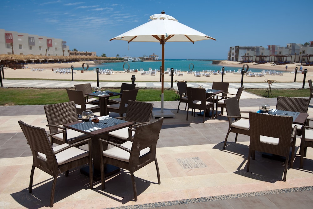 SUNRISE Crystal Bay Resort - Grand Select — Beach in Hurghada, Red Sea