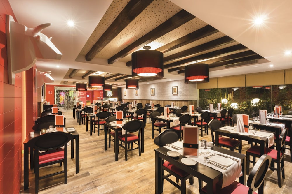 Hotel Riu Bravo - 0'0 All Inclusive — Restaurant & bars in Playa de Palma, Balearic Islands