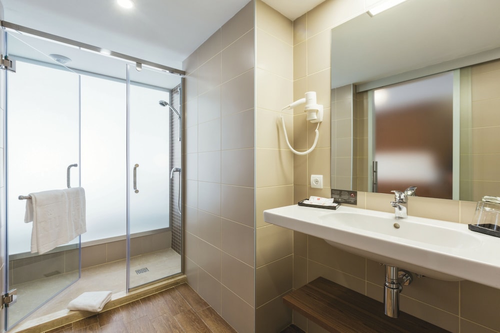 Hotel Riu Bravo - 0'0 All Inclusive — Hotel rooms in Playa de Palma, Balearic Islands