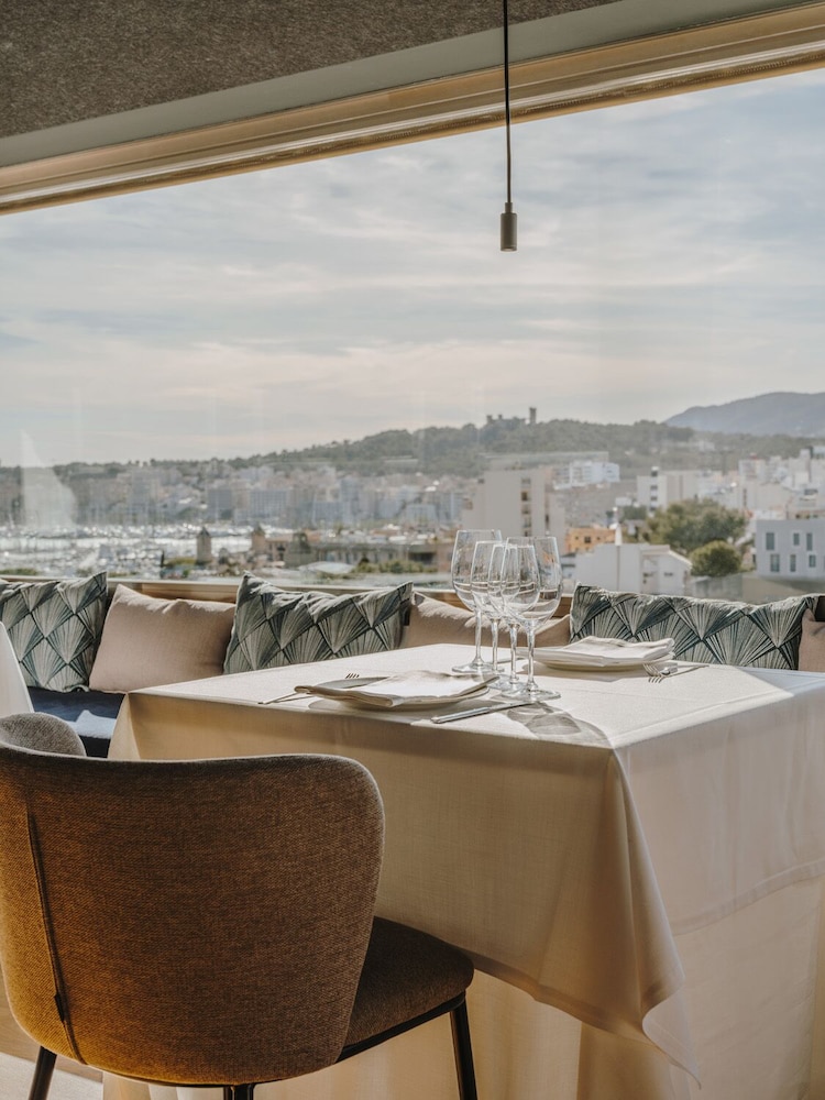 Hotel Saratoga — Restaurant & bars in Palma de Mallorca, Balearic Islands
