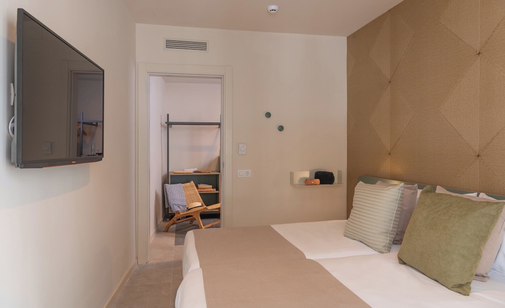 AQUA Hotel Bertran Park - Adults Recommended — Hotel rooms in Lloret de Mar, Catalonia