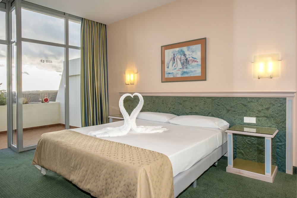 Hotel Beatriz Costa & Spa — Hotel rooms in Costa Teguise, Canary Islands