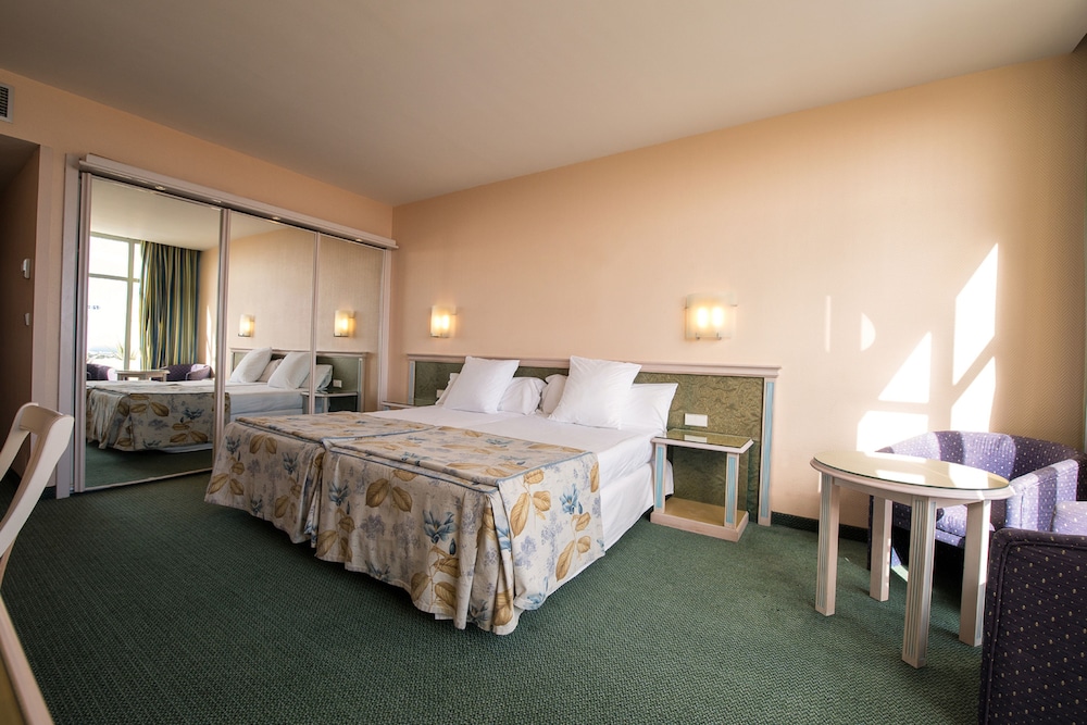 Hotel Beatriz Costa & Spa — Hotel rooms in Costa Teguise, Canary Islands