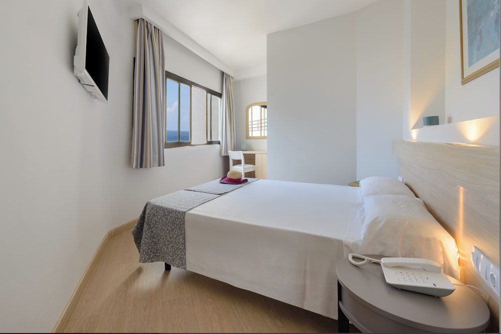 Hotel Vibra Beverly Playa — Hotel rooms in Peguera, Balearic Islands