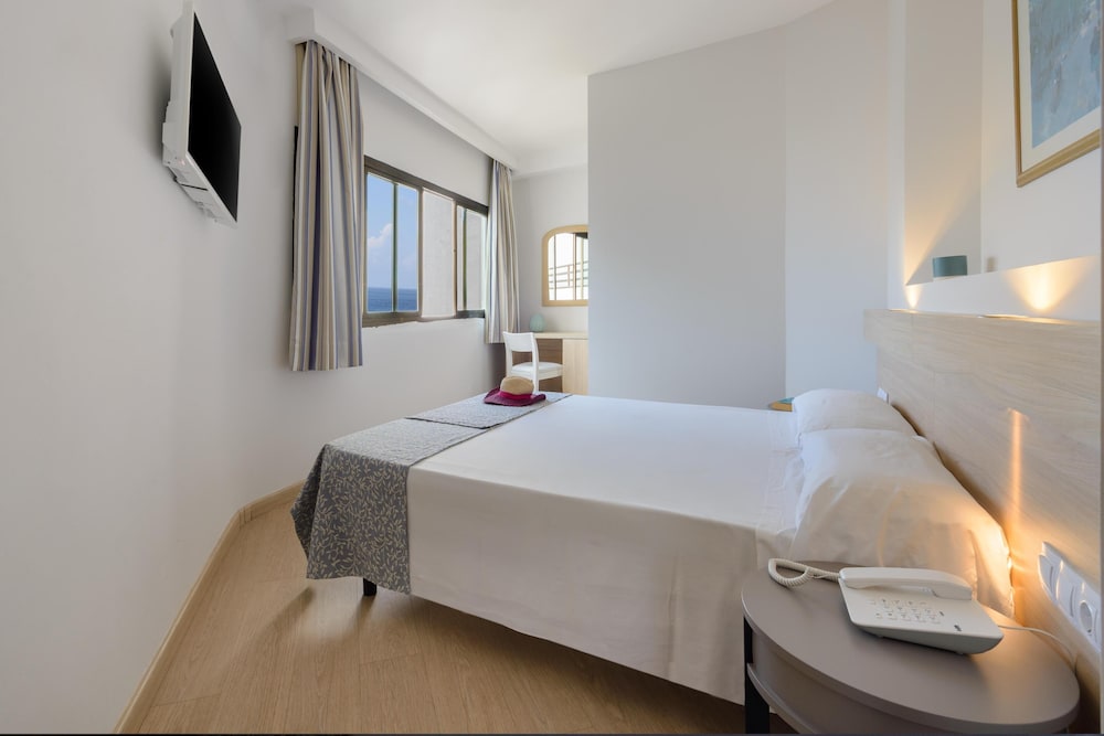 Hotel Vibra Beverly Playa — Hotel rooms in Peguera, Balearic Islands