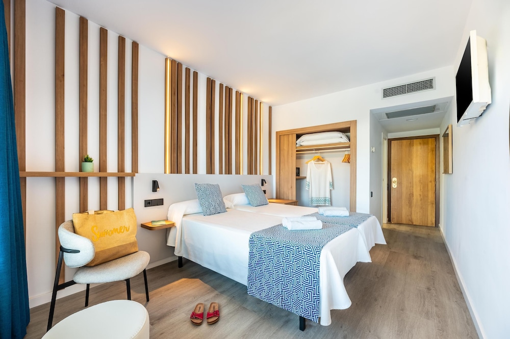 Hotel Vibra Beverly Playa — Hotel rooms in Peguera, Balearic Islands