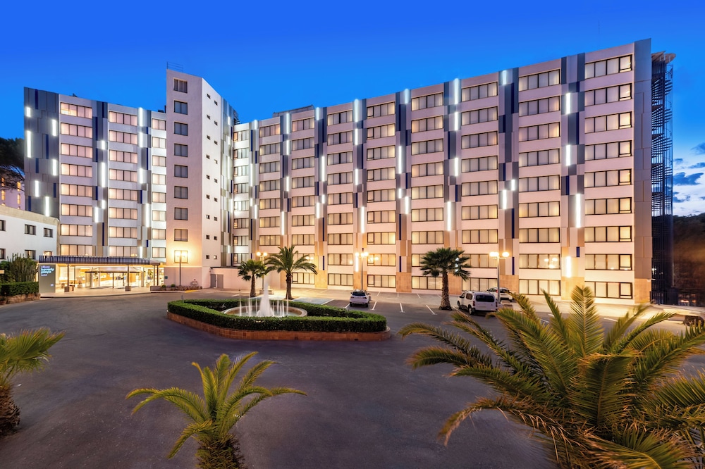 Hotel Vibra Beverly Playa — Hotel building in Peguera, Balearic Islands
