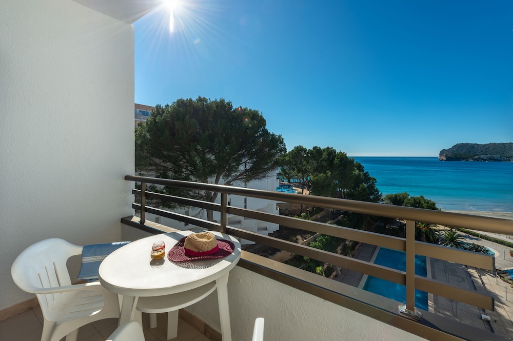 Hotel Vibra Beverly Playa — Swimming pool in Peguera, Balearic Islands