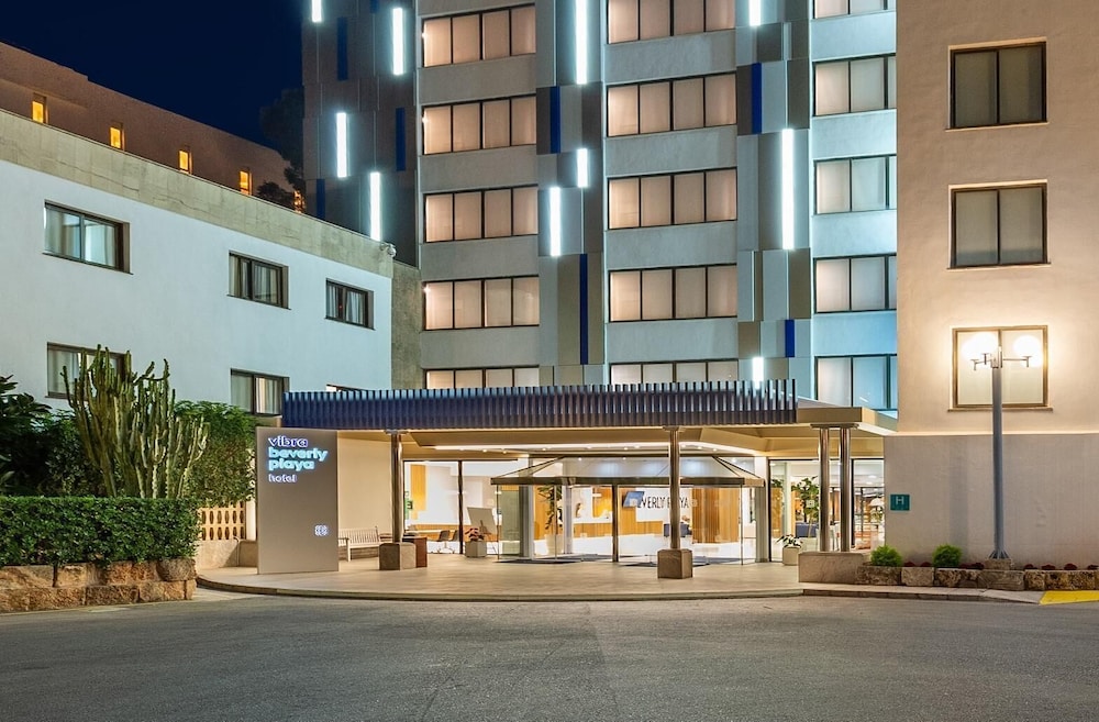 Hotel Vibra Beverly Playa — Hotel building in Peguera, Balearic Islands