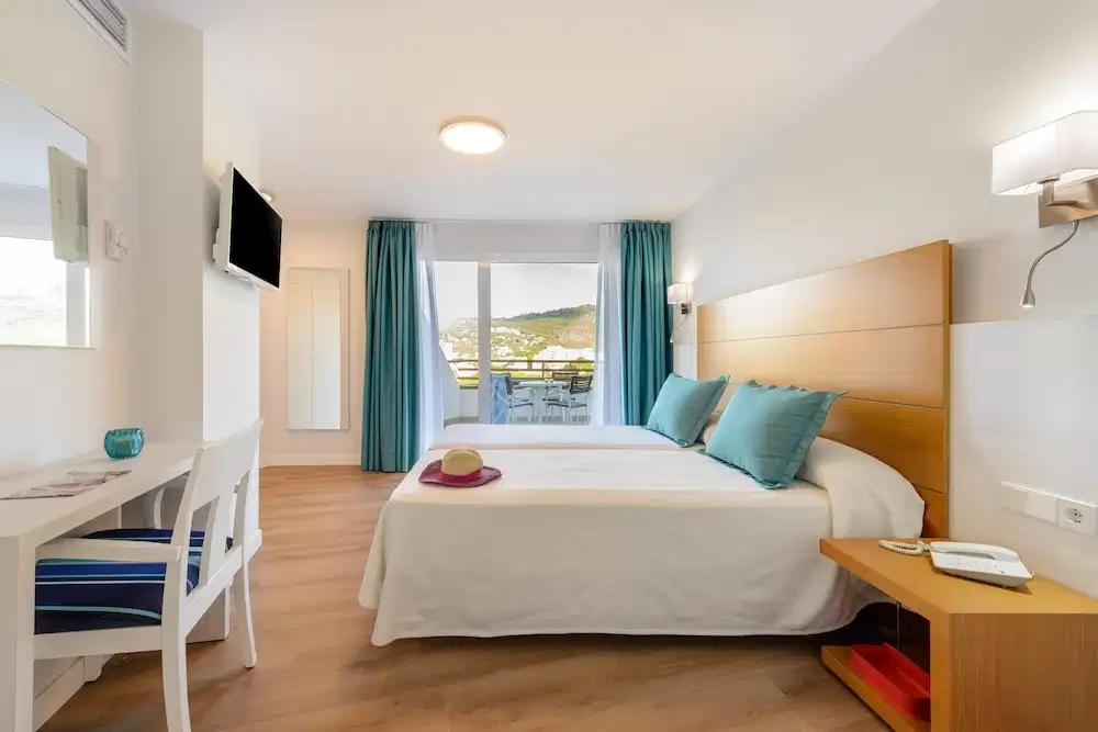 Hotel Vibra Beverly Playa — Hotel rooms in Peguera, Balearic Islands
