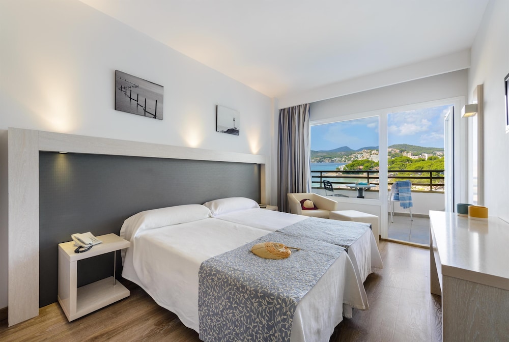Hotel Vibra Beverly Playa — Hotel rooms in Peguera, Balearic Islands