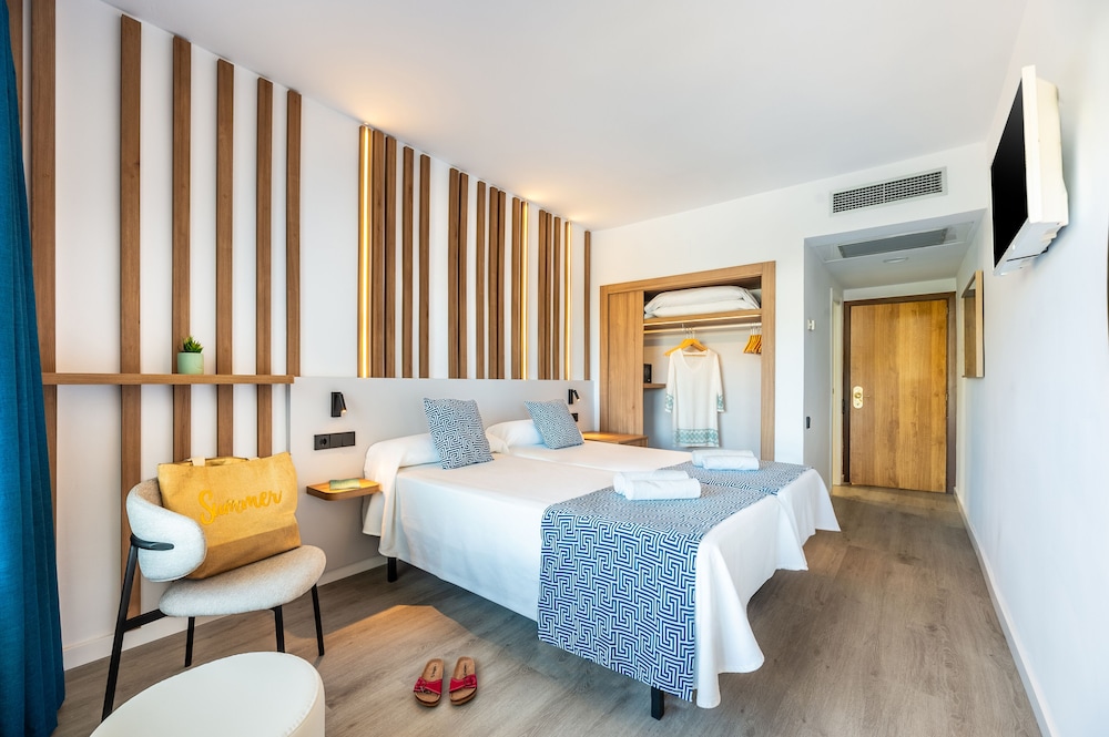 Hotel Vibra Beverly Playa — Hotel rooms in Peguera, Balearic Islands