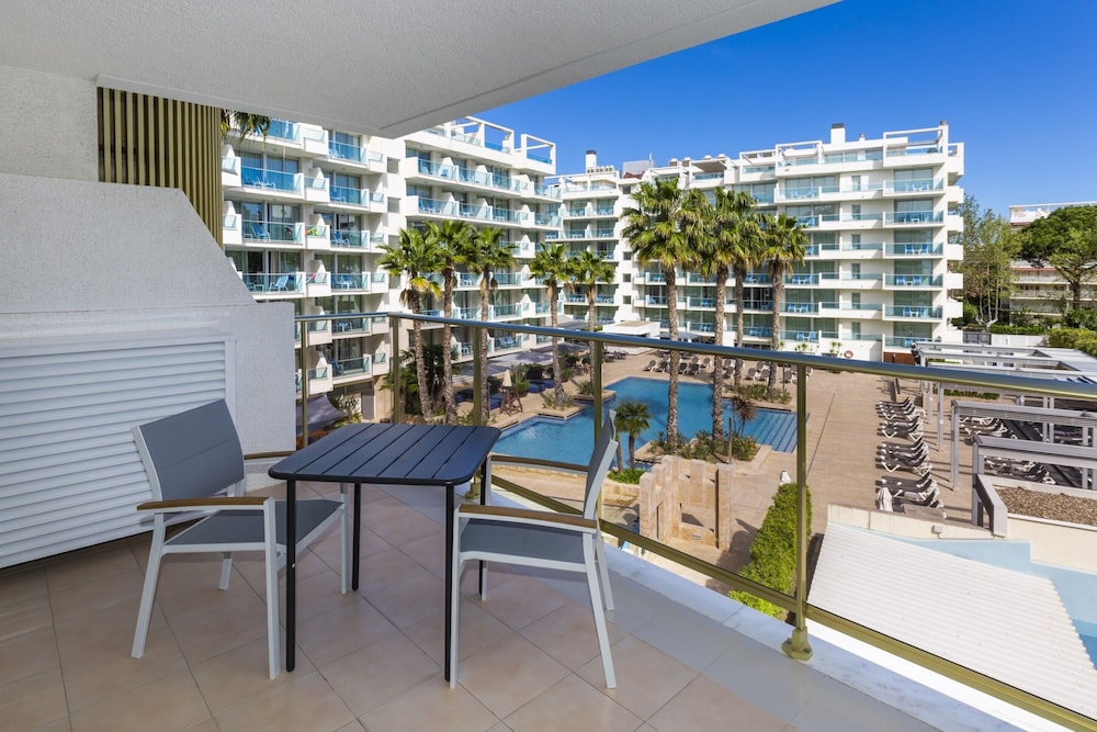 Blaumar Hotel Salou — Swimming pool in Salou, Catalonia
