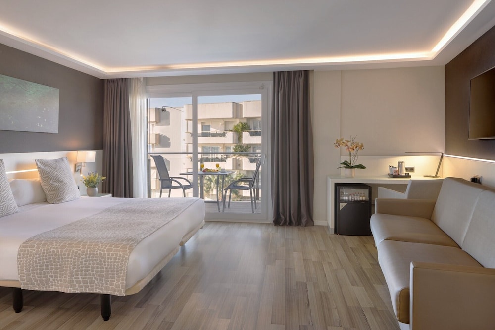 Hotel Calipolis — Hotel rooms in Sitges, Catalonia