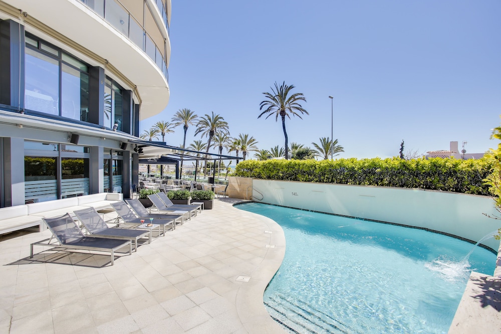 Hotel Calipolis — Swimming pool in Sitges, Catalonia