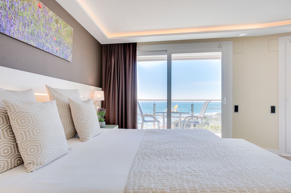 Hotel Calipolis — Hotel rooms in Sitges, Catalonia