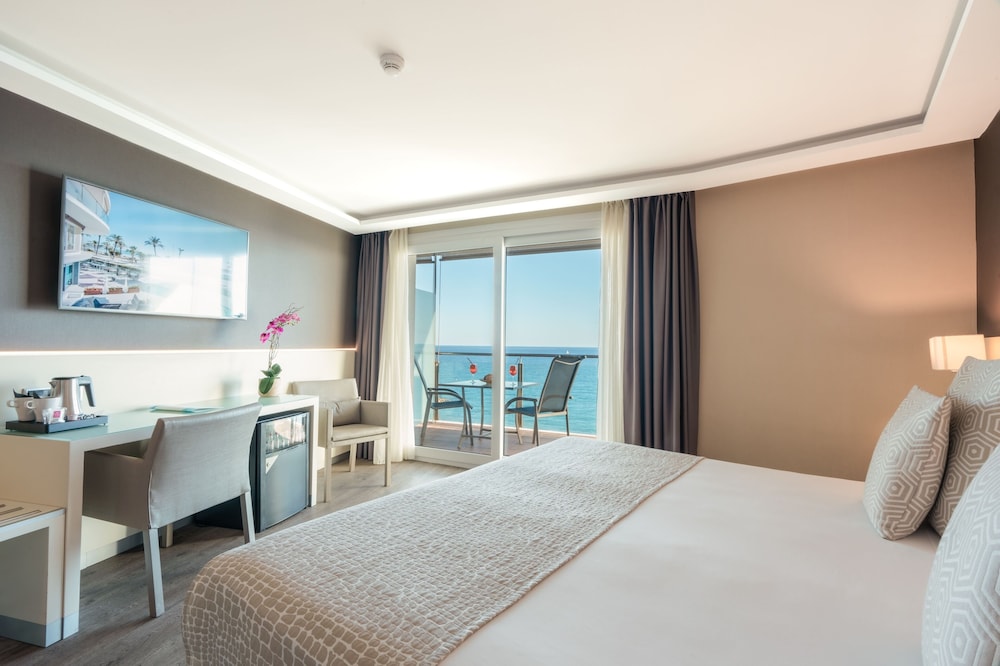 Hotel Calipolis — Hotel rooms in Sitges, Catalonia