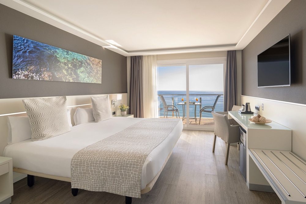 Hotel Calipolis — Hotel rooms in Sitges, Catalonia