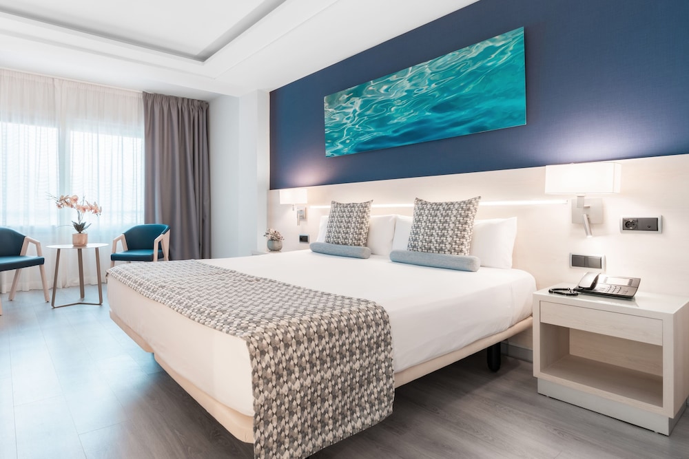Hotel Calipolis — Hotel rooms in Sitges, Catalonia