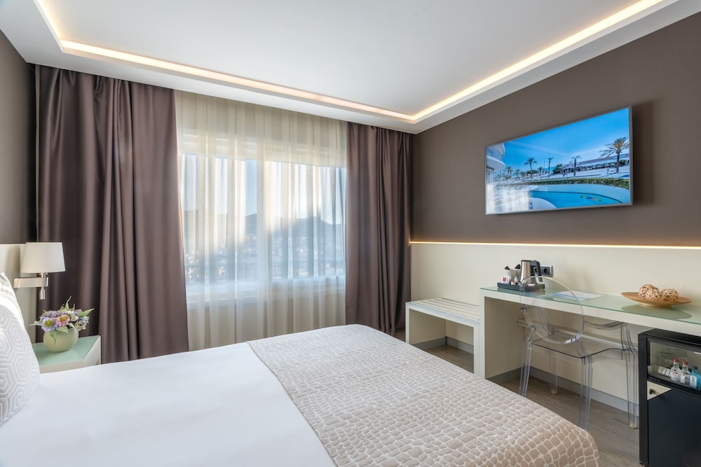 Hotel Calipolis — Hotel rooms in Sitges, Catalonia