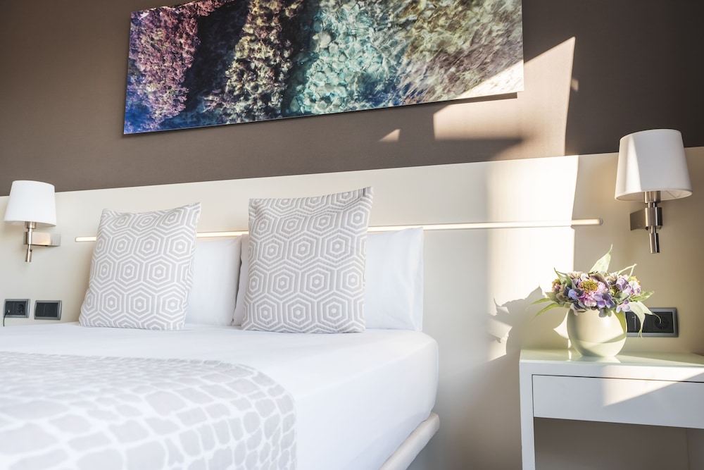 Hotel Calipolis — Hotel rooms in Sitges, Catalonia