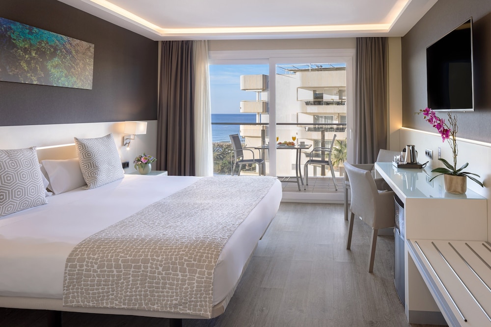 Hotel Calipolis — Hotel rooms in Sitges, Catalonia